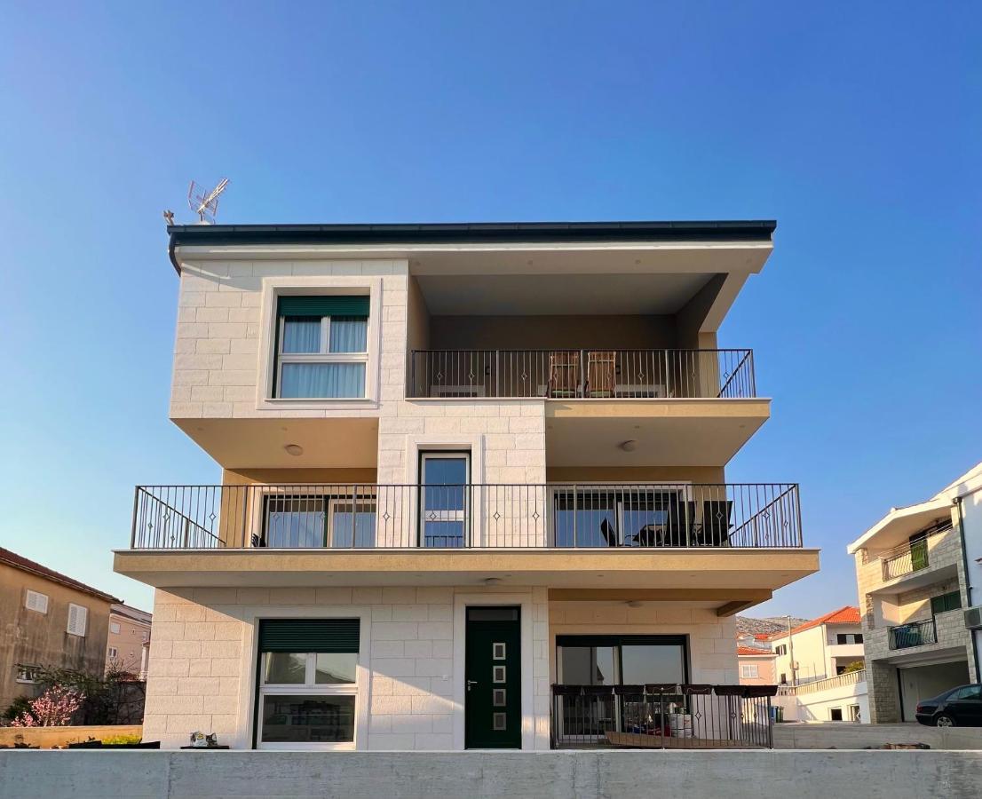 Vila Zrina - Apartmani トロギール エクステリア 写真