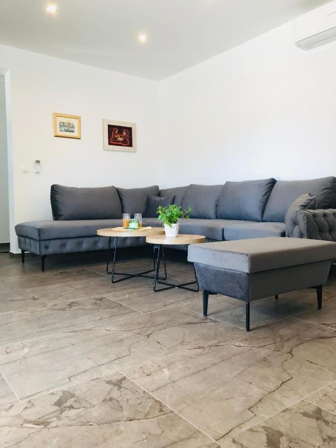 Vila Zrina - Apartmani トロギール エクステリア 写真