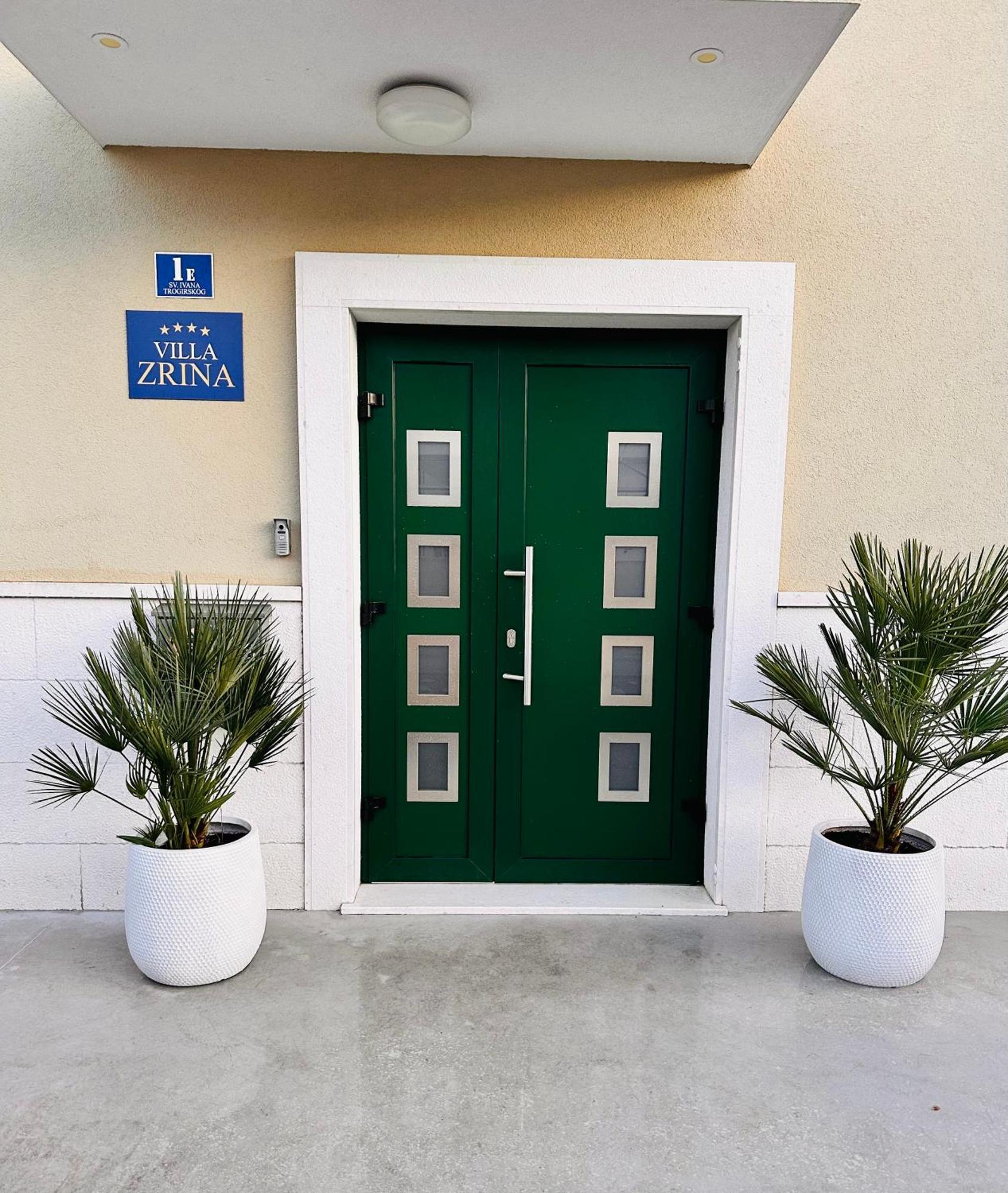 Vila Zrina - Apartmani トロギール エクステリア 写真